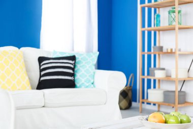 Oturma odasında meyve tabağı