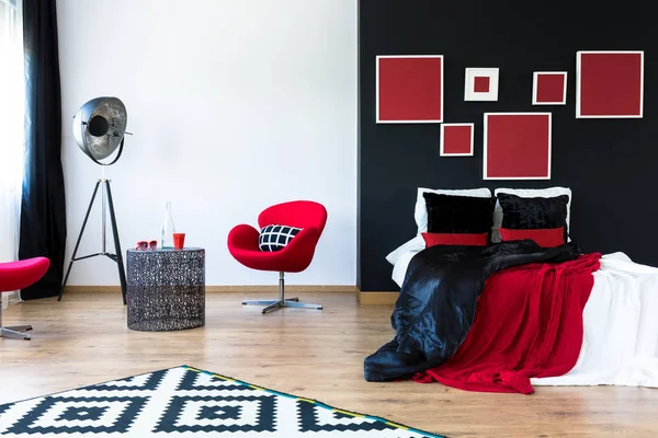 Чорно-червона спальня — стокове фото