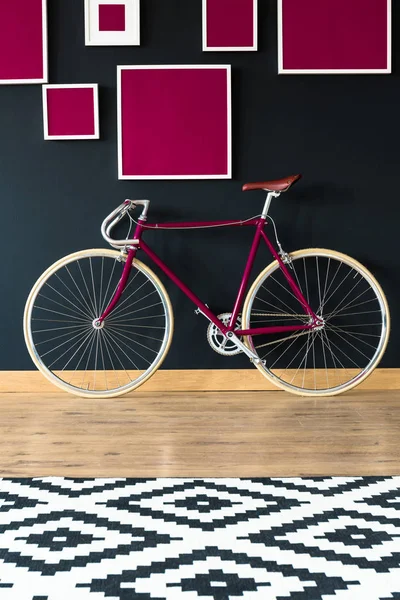 Vélo rose contre mur — Photo