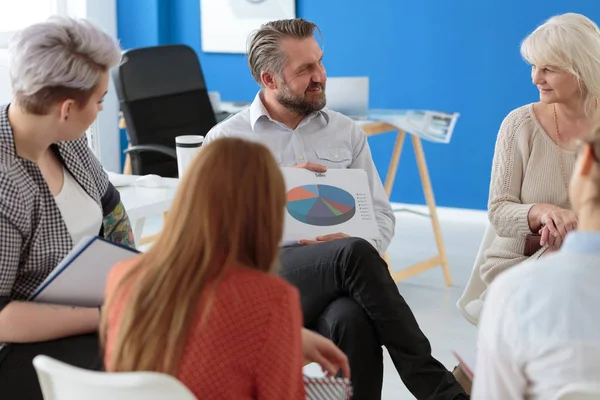 Medewerkers luisteren naar hun manager — Stockfoto