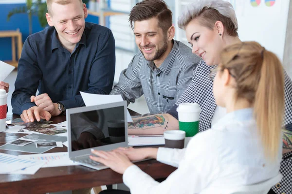 Coworkers regardant des photos — Photo