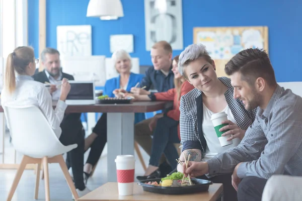 Pareja de empleados comiendo el almuerzo — Foto de Stock