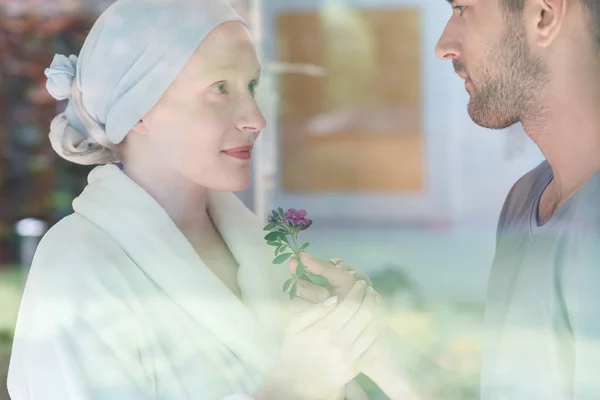 Man giving flower to woman — Stock Photo, Image