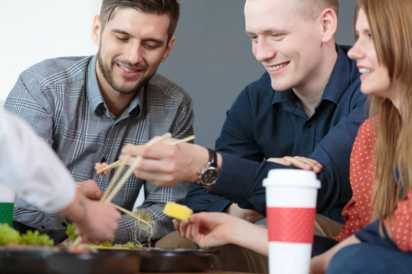 Medarbetare som gästerna njuter av maten — Stockfoto