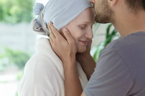 Husband kissing his wife — Stock Photo, Image