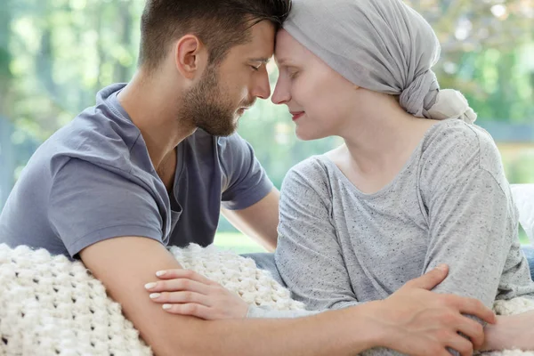 Esposo y esposa tocando cabezas — Foto de Stock