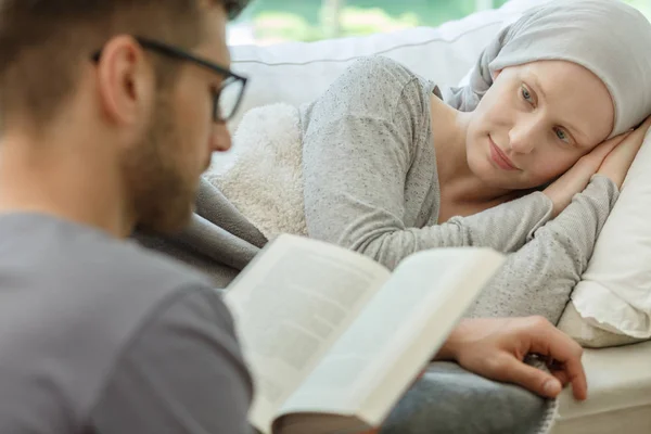 Husband reading to his wife — Stock Photo, Image