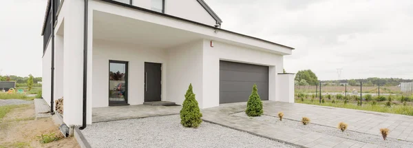 Grande casa con garage auto — Foto Stock