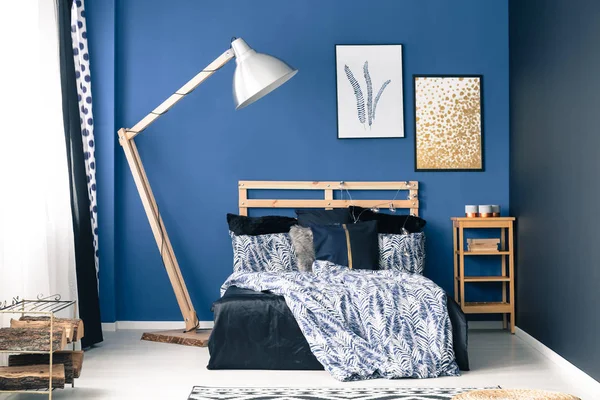 Dormitorio en tonos de azul — Foto de Stock