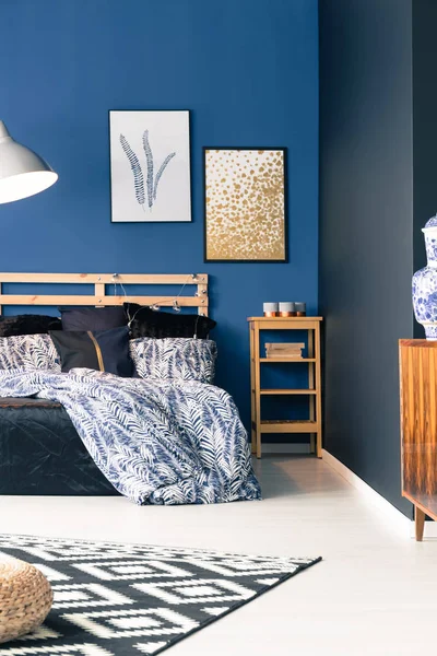 Hitam dan biru kamar tidur — Stok Foto