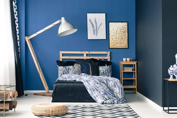 Вдохновляющая голубая спальня — стоковое фото