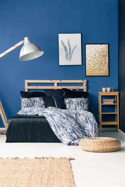Спальня с синей стеной — стоковое фото