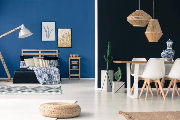 Furnitur kayu di apartemen biru — Stok Foto