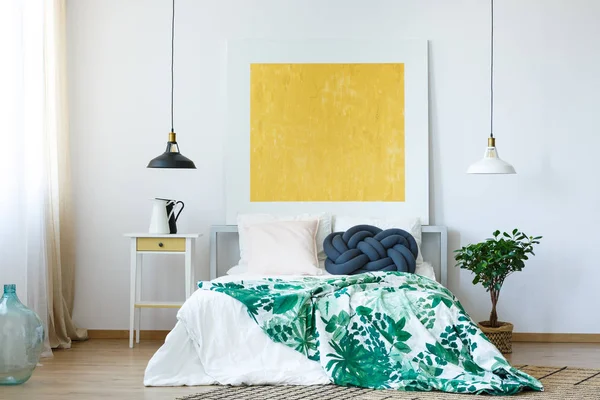 침실에 노란색 그림 — 스톡 사진