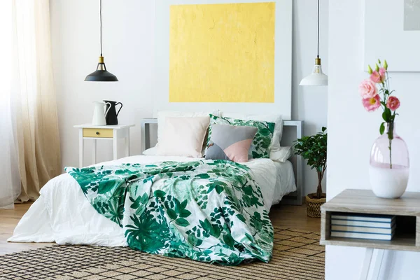 Lukisan abstrak di atas tempat tidur — Stok Foto