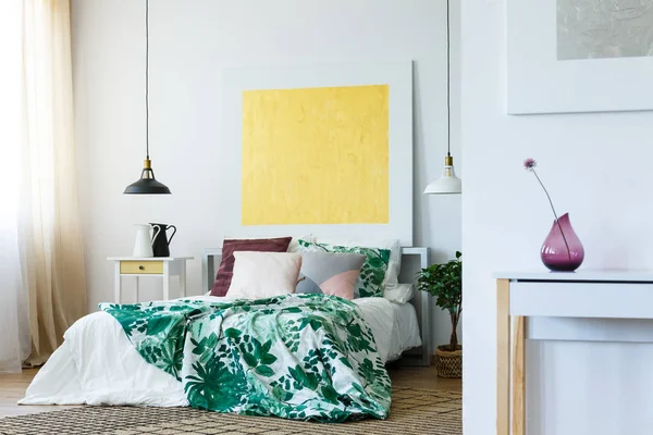 Trendy slaapkamer met schilderen — Stockfoto