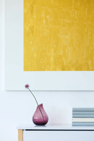 Pintura e vaso de flores roxo — Fotografia de Stock