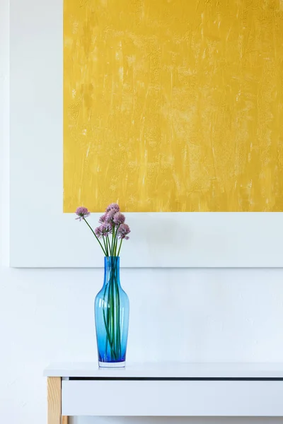 Opera d'arte minima e vaso da fiori blu — Foto Stock