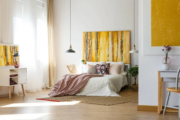 Geniş sıcak yatak odası — Stok fotoğraf