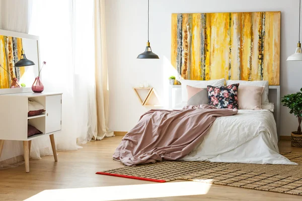 Slaapkamer in warme kleuren — Stockfoto