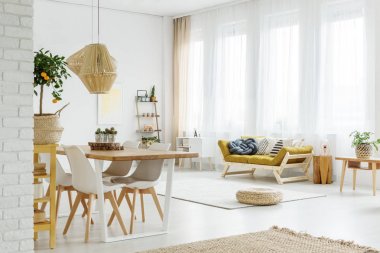 Yemek salonunda portakal ağacı