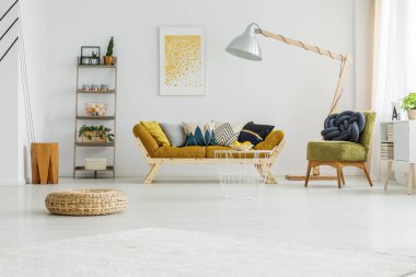 Büyük boy lamba altında kanepe