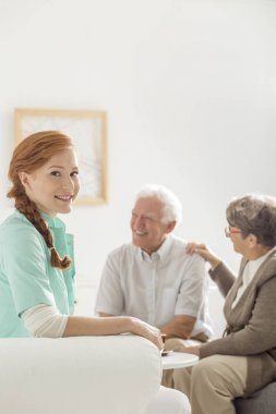 gülümseyen genç hemşire