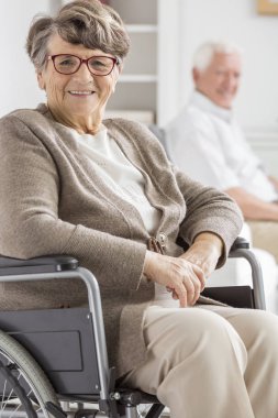 Bayan tekerlekli sandalyeye mahkum