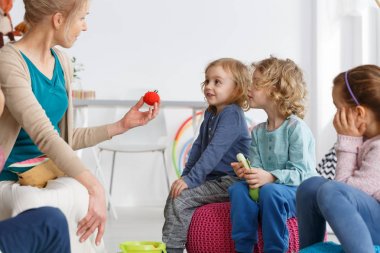 Çocuklar ve peluş sebze