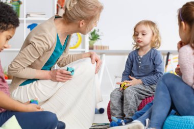 Daire içinde üzgün kız