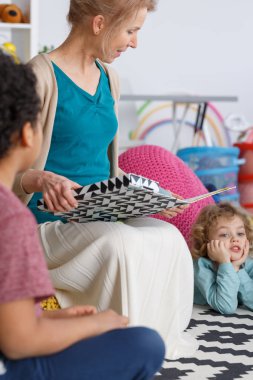 öğretmen ve çocuk