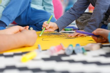 Arkadaş grubu boyama