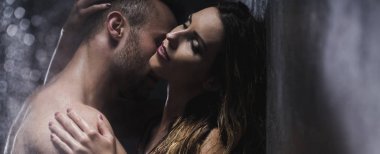 Adam bir duş yaparken hanımları boyun öpüşme