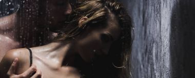 Öpüşme ve onun sevgilisi duşta kucaklayan adam