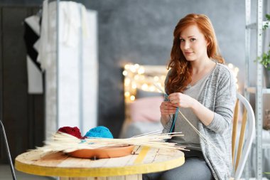 Kadın evde süslemeleri yapma