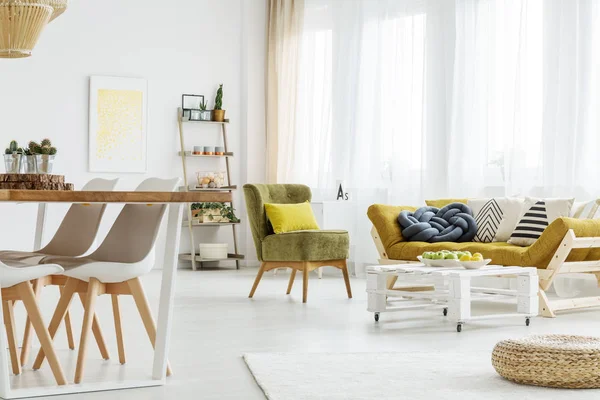 Houten meubilair in een kamer — Stockfoto