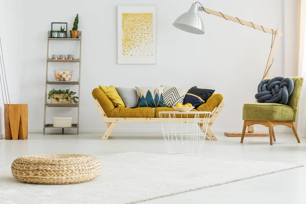 Bílý koberec v obývacím pokoji — Stock fotografie