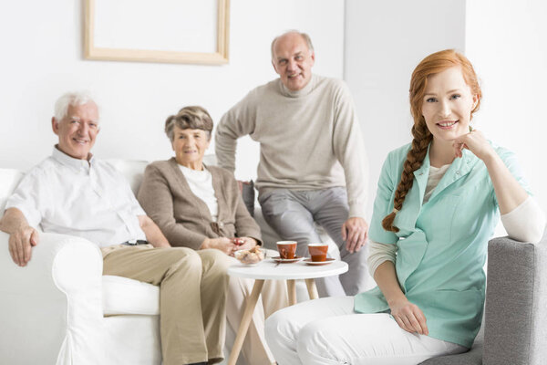 Медсестра и пожилые люди
