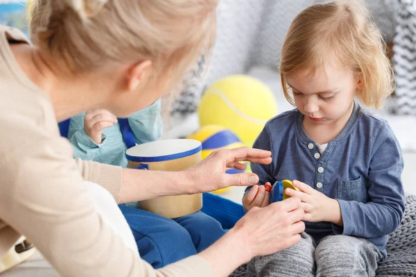 Teacher helping with toy — Stock Photo, Image