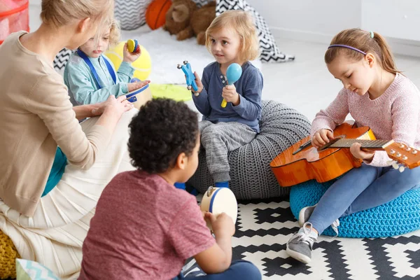 Die Musik zu spielen — Stockfoto