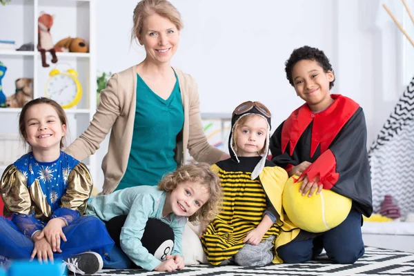 Niños y un maestro — Foto de Stock