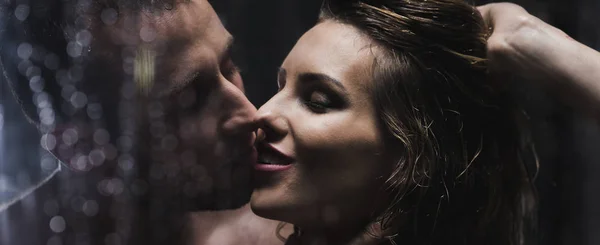Kaukasiska par kyssar samtidigt ha en sensuell dusch — Stockfoto