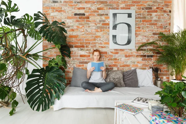 Woman reading in apartment — Stock Photo, Image