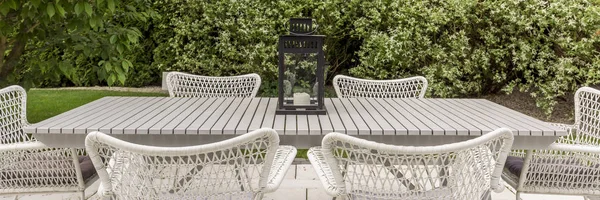 Βεράντα στον κήπο με καρέκλες patio και πίνακας — Φωτογραφία Αρχείου
