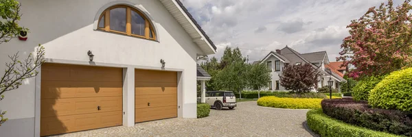 Garage double dans grande maison individuelle — Photo