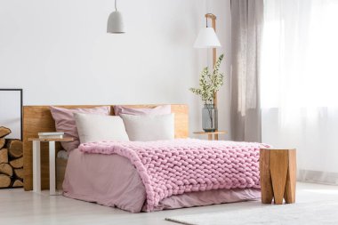 Beyaz ve pembe tasarım