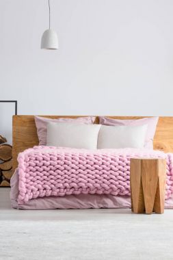 Bir battaniye yatak var