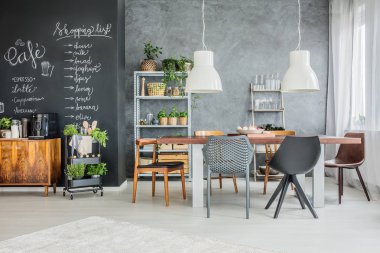 Geniş yemek odası.