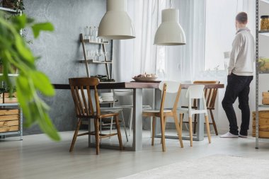 Beton duvar ile yemek odası