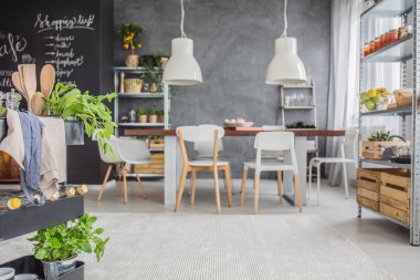 Mutfak yemek masası ile